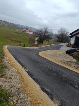 Vzdrževanje občinskih cest - Dobležiče.jpg